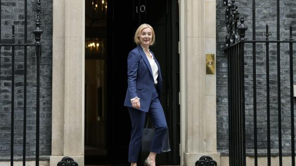 La Première ministre britannique Liz Truss quitte Downing Street pour assister à ses premières questions au Premier ministre au Parlement, à Londres.
