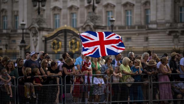 Les gens se rassemblent devant le palais de Buckingham à Londres, le dimanche 11 septembre 2022.