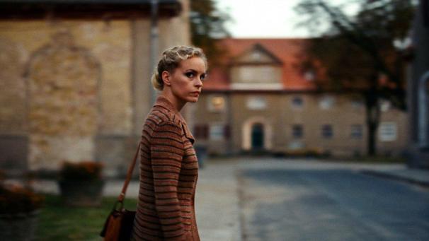 Surveillée par la Stasi, Barbara (Nina Hoss) tente de trouver un moyen de quitter la RDA.