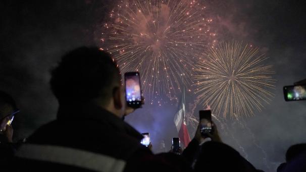 Des fêtards profitent du feu d’artifice lors des célébrations du Jour de l’indépendance sur la place principale de Mexico.