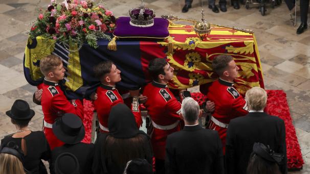 Le cercueil de la reine britannique Elizabeth est transporté à l’intérieur de l’abbaye de Westminster.