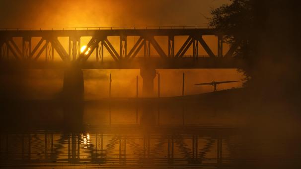 Le lever du soleil colore le brouillard qui monte de la rivière Androscoggin, dans le Maine, aux États-Unis.