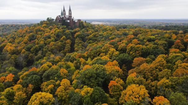 Les arbres autour de la basilique Holy Hill commencent à changer de couleur, dans le Wisconsin.