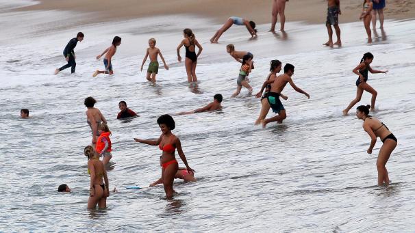 Les gens profitent de la mer à l'océan Atlantique à Biarritz, dans le sud-ouest de la France, mercredi 26 octobre 2022. Les températures dans le sud-ouest de la France ont grimpé toute la semaine et devaient atteindre plus de 30 degrés Celsius.
