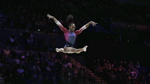 Shilese Jones, des États-Unis, concourt à la poutre lors de la finale du concours féminin lors des championnats du monde de gymnastique artistique, en Angleterre.