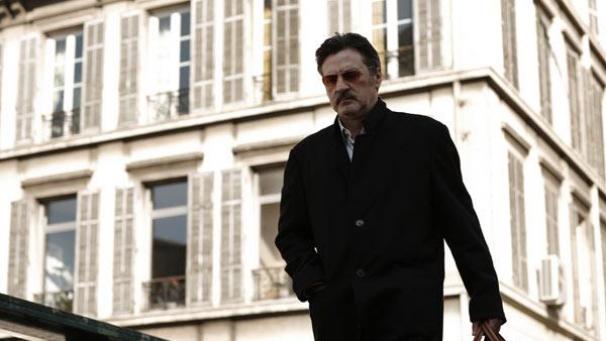 Louis Schneider (Daniel Auteuil), policier, traque un tueur en série qui sévit dans Marseille.