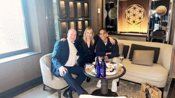Le prince Albert de Monaco attablé avec Jazmin Grace et Alexandre.