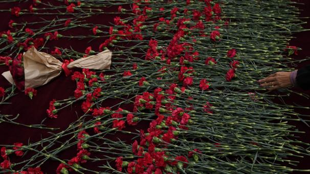 Des gens ont déposé des fleurs sur un mémorial placé à l'endroit de l'explosion de dimanche sur la populaire avenue piétonne Istiklal d'Istanbul.