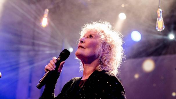 Quand elle débarque à Paris, Petula Clark ne connaît pas un mot de français. Elle apprend les paroles de ses chansons par cœur!