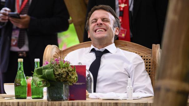 Emmanuel Macron qui réagit lors d'une conversation avant un déjeuner de travail au sommet du G20 à Nusa Dua, Bali, Indonésie.