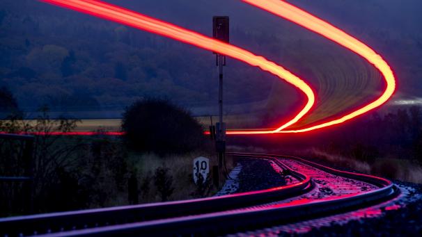 Une photo d'exposition de longue durée montre un train régional s'approchant de la gare de Wehrheim près de Francfort, en Allemagne.