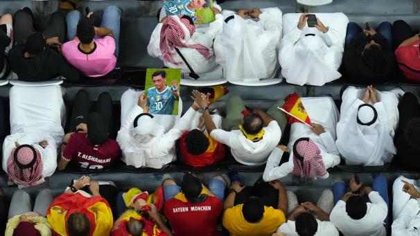 Les spectateurs tiennent des photos de l'international allemand Forman Mesut Ozil dans les tribunes lors du match entre l'Espagne et l'Allemagne.