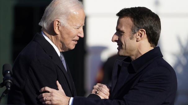 Le président Joe Biden accueille le président français Emmanuel Macron lors d