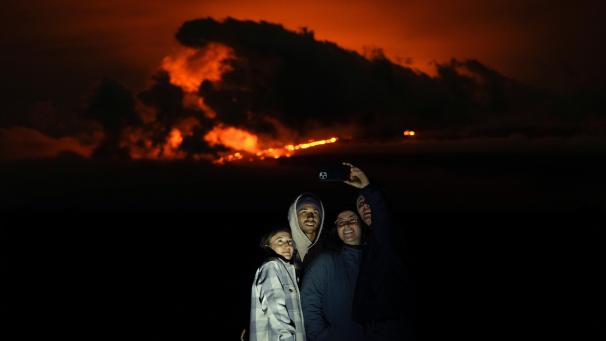 Une photo sous le volcan Mauna Loa en éruption, vendredi 2 décembre 2022, près de Hilo, à Hawaï.