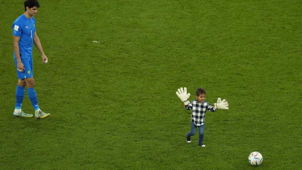 Le gardien de but, Yassine Bounou, joue avec son fils après la victoire du Maroc en quart de finale de la Coupe du monde de football contre le Portugal, au stade Al Thumama de Doha, au Qatar.