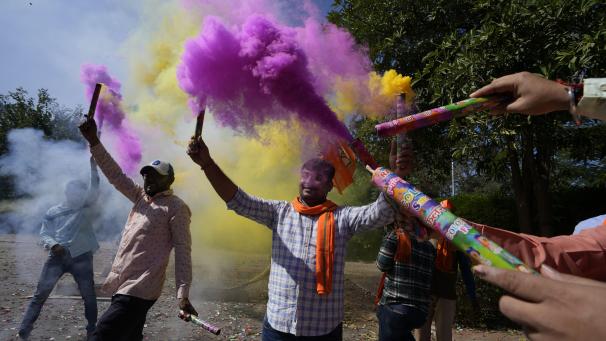 Des partisans du Bharatiya Janata party (BJP) célèbrent la victoire du parti aux élections de l'État du Gujarat à Gandhinagar, en Inde, le jeudi 8 décembre 2022.