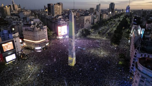 Le visage de l'attaquant argentin Lionel Messi est projeté sur l'obélisque de la capitale alors que les supporters célèbrent la victoire de leur équipe à la Coupe, à Buenos Aires, Argentine, dimanche 18 décembre 2022.
