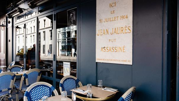 Une plaque commémorant la mort de Jean Jaurès a été apposée en 1923 sur la façade du Café du Croissant, à Paris.