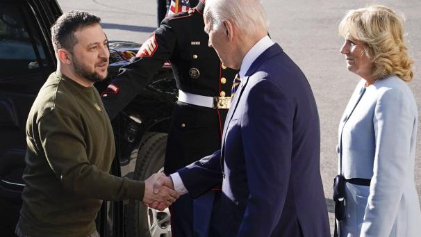 Le président Joe Biden serre la main du président ukrainien Volodymyr Zelenskyy en l'accueillant à la Maison-Blanche, mercredi 21 décembre 2022, à Washington.