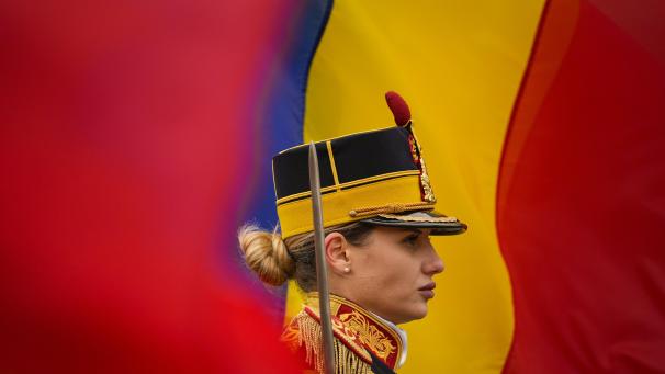 Un soldat de la garde d'honneur est au garde-à-vous lors d'un service religieux commémoratif pour les personnes tuées lors du soulèvement anticommuniste de 1989 sur la place de l'Université, à Bucarest, en Roumanie, mercredi 21 décembre 2022.