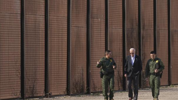 Le président Joe Biden marche avec des agents de la patrouille frontalière le long d'un tronçon de la frontière américano-mexicaine à El Paso au Texas.