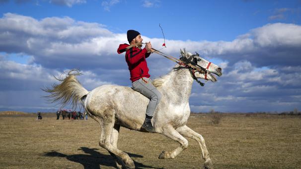 Un homme monte à cheval lors des célébrations de l'Épiphanie dans le village de Pietrosani, en Roumanie.