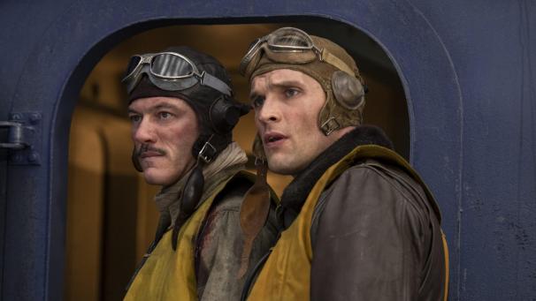 Luke Evans et Ed Skrein incarnent deux pilotes de la marine américaine se battant contre le Japon.