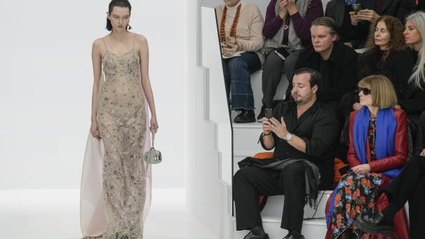 Un mannequin porte une création dans le cadre de la collection Fendi Haute Couture printemps-été 2023, en présence d'Anna Wintour, à droite, à Paris, ce jeudi 26 janvier 2023.