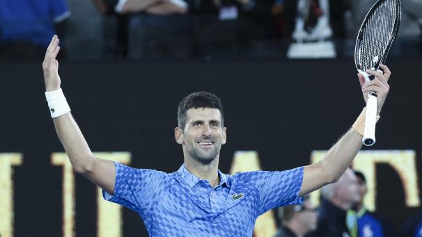 Novak Djokovic après avoir remporté le match final du simple masculin contre Stefanos Tsitsipas de Grèce tournoi de tennis Australian Open, à Melbourne, en Australie, ce 29 janvier 2023.