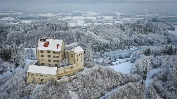 Le Waldburg et la forêt environnante sont recouverts de neige, en Allemagne.