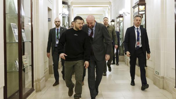 Le président ukrainien Volodymyr Zelenskyy marche avec le président du Conseil européen Charles Michel, au sommet des dirigeants de l'Union européenne au siège du Conseil européen.