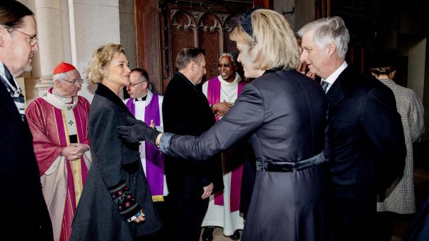 La reine Mathilde très chaleureuse avec la princesse Delphine et son mari à Laeken.