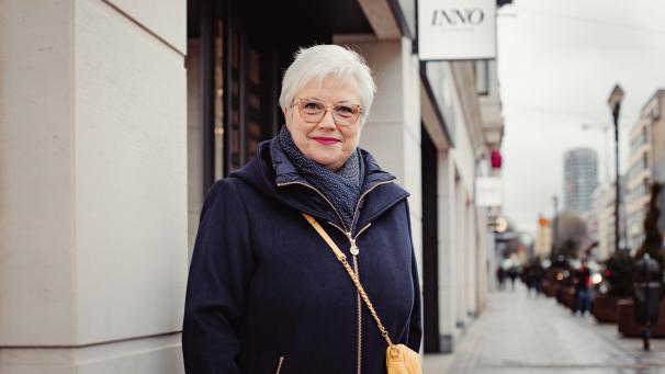 Chantal Henne, devant l’Inno de l’avenue Louise à Bruxelles, n’a jamais perdu son enthousiasme pour ce métier qu’elle adore!