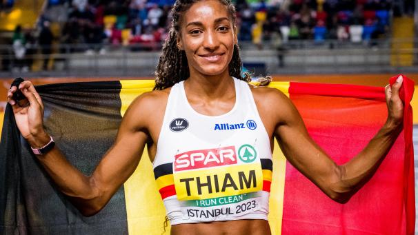 Nafi Thiam après avoir remporté la médaille d’or sur le pentathlon aux Championnats d’Europe d’athlétisme en salle.