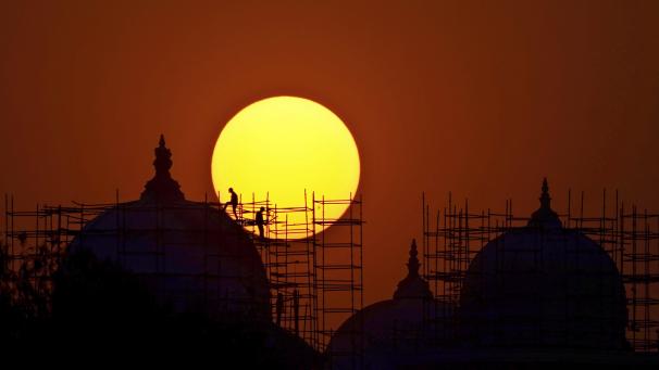 Des ouvriers sur le chantier de construction du nouveau bâtiment du secrétariat de l'État de Telangana à Hyderabad, en Inde.