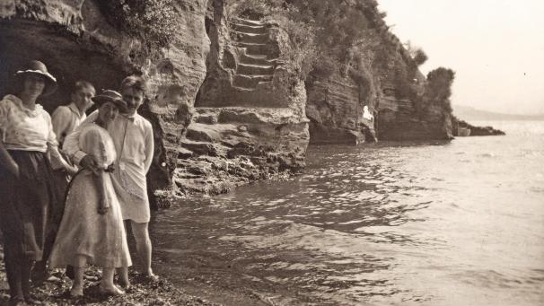 Au-dessus: l’île de la Gaiola, en 2019, par Gigi Upnea. En dessous: photo de famille sur l’île de la Gaiola, en 1922, par Immanuel Friedlaender.
