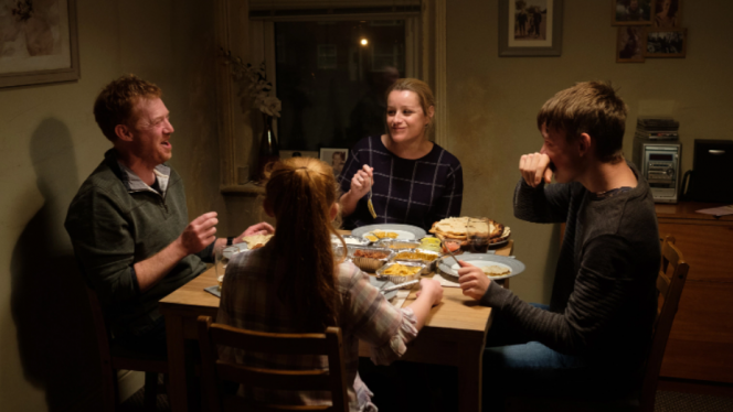 Une famille (Kris Hitchen, Debbie Honeywood, Rhys Stone, Katie Proctor) tente de s’en sortir.