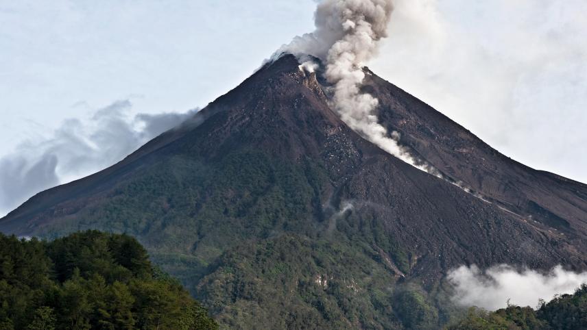 Le Mont Merapi en Indonésie entre régulièrement en éruption. Entre 1548 et 2010, on compte 49 éruptions explosives. En 1930, le Merapi a causé la mort de 1300 personnes. ©Belga