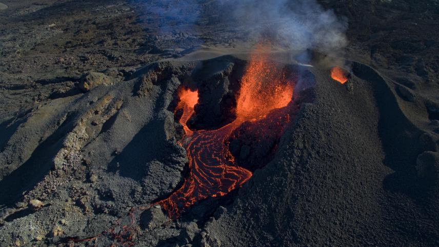 Le Piton de la Fournaise, volcan de l’île française de la Réunion, est l’un des plus actifs au monde. Il est entré en éruption 3 fois depuis le début de cette année, en janvier, mai et juillet dernier et à une quinzaine de reprises au cours des 10 dernières années. ©Belga