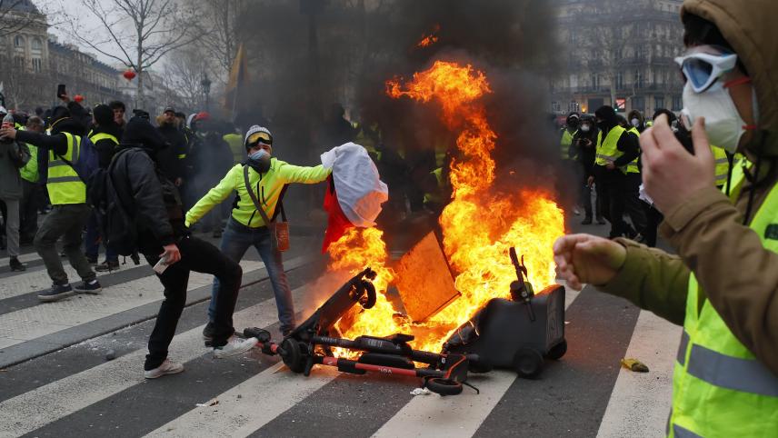 Lors d’une manifestation des Gilets jaunes à Paris, des protestataires ont mis le feu à du mobilier. Isopix