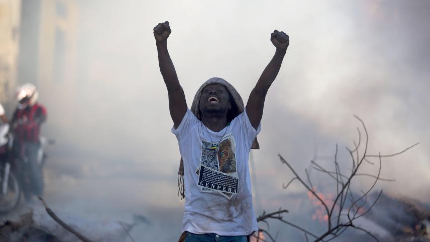 Un homme manifeste contre le gouvernement haïtien dans les rues de Port-au-Prince.