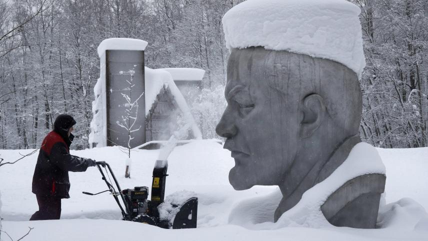 Un ouvrier enlève la neige d’une statue de Lénine, non loin de Saint-Pétersbourg.