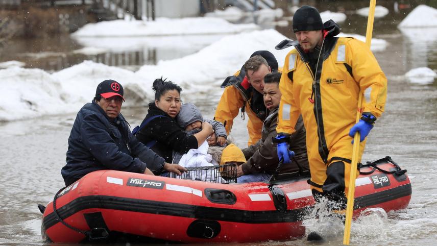 Les pompiers de Green Bay évacuent les habitants suite aux inondations qui touchent le North Dakota aux Etats-Unis.