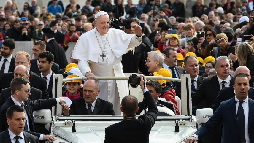 Le pape François fait signe aux adorateurs à son arrivée à l’audience générale hebdomadaire du 20 mars sur la place Saint-Pierre au Vatican.