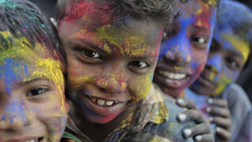 La Holi, célèbre fête des couleurs, a lieu lors de l’équinoxe de Printemps. Ici, des jeunes garçons du Bangladesh.