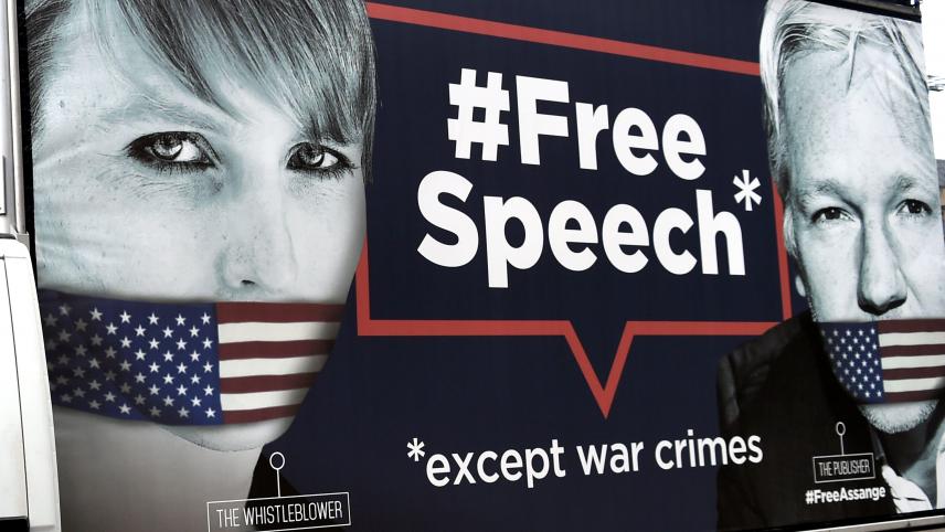 Un panneau réclame les libérations de Chelsea Manning et Julian Assange, tous les deux accusés d’avoir livré des informations classifiées.