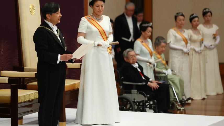 Le nouvel empereur du Japon, Nahurito, a succédé à son père (qui a abdiqué ce 30 avril dernier) à la tête de l’empire du Soleil levant, lors d’une cérémonie en compagnie de sa femme Masako.