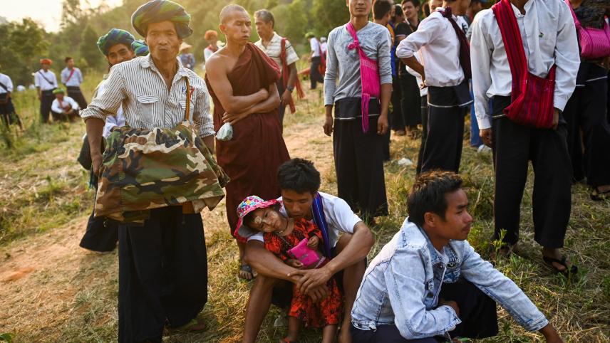 La population d’origine pa’o assiste au lancement de fusées artisanales pendant un festival à Nantar en Birmanie, lors de l’appel annuel pour des pluies abondantes et la réussite financière.