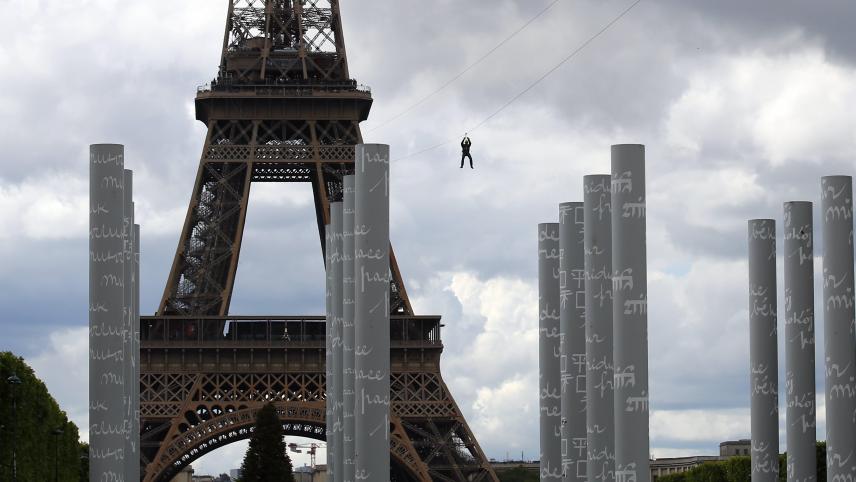 Une tyrolienne qui traverse tout le Champ de Mars en s’élançant depuis le deuxième étage de la Tour Eiffel
? C’est désormais possible à Paris.