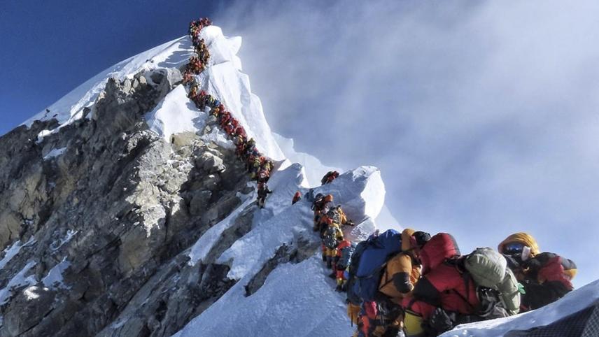 Des embouteillages sur le toit du monde. Trop d’alpinistes ont essayé d’atteindre le sommet de l’Everest. Certains y ont perdu la vie
: 2019, année noire du côté de l’Himalaya.
